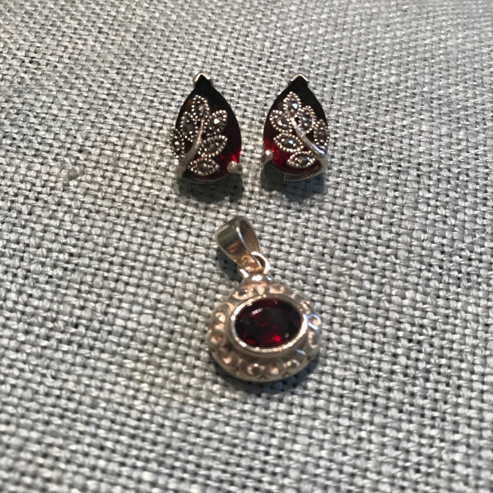 Beautiful garnet set of earrings & pendant